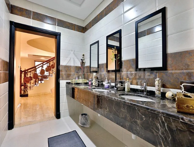 For Sale | Luxury 3Villas Compound | Garden | Majlis | Elevator